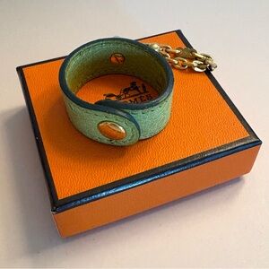 Hermès Nomade Leather Glove Holder in Lime Green with Gold-Plated Chain. EUC.
